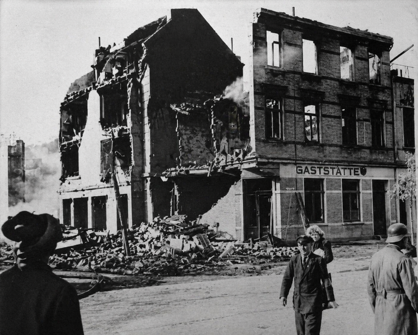 Historische Aufnahme aus Bremen-Walle nach dem Zweiten Weltkrieg, zerstörte Häuserzeile