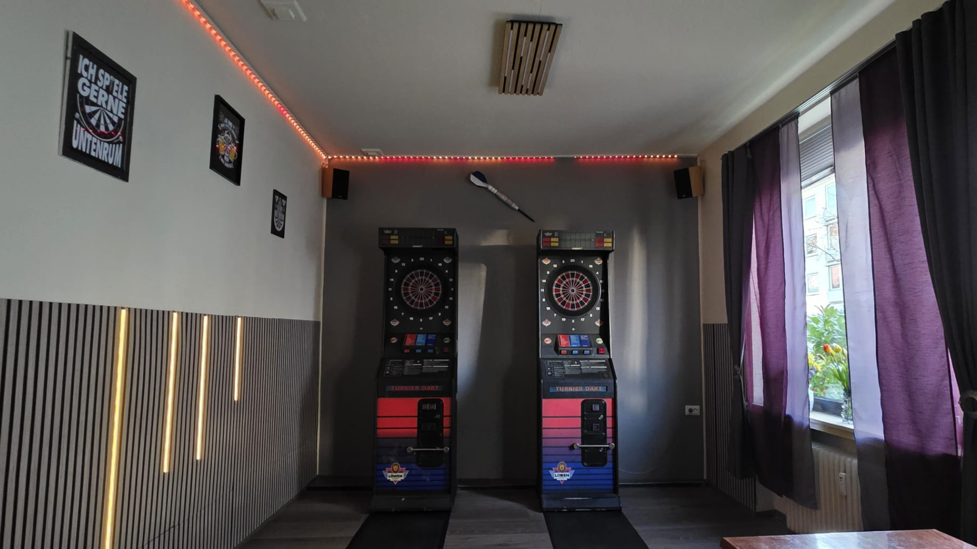 Dart-Bereich mit zwei Automaten